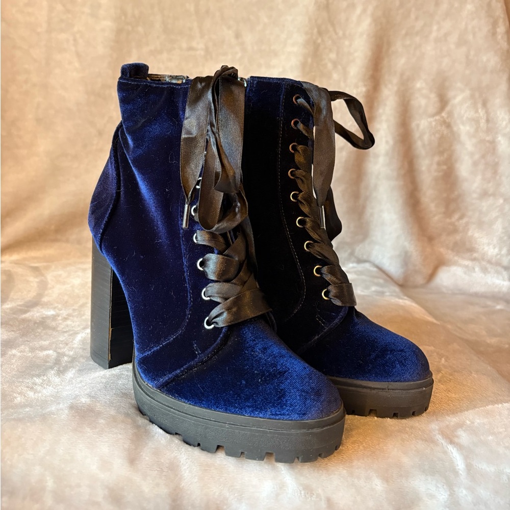 Steve Madden Size 7 Laurie Blue Velvet
Combat Boot with laces and zipper.